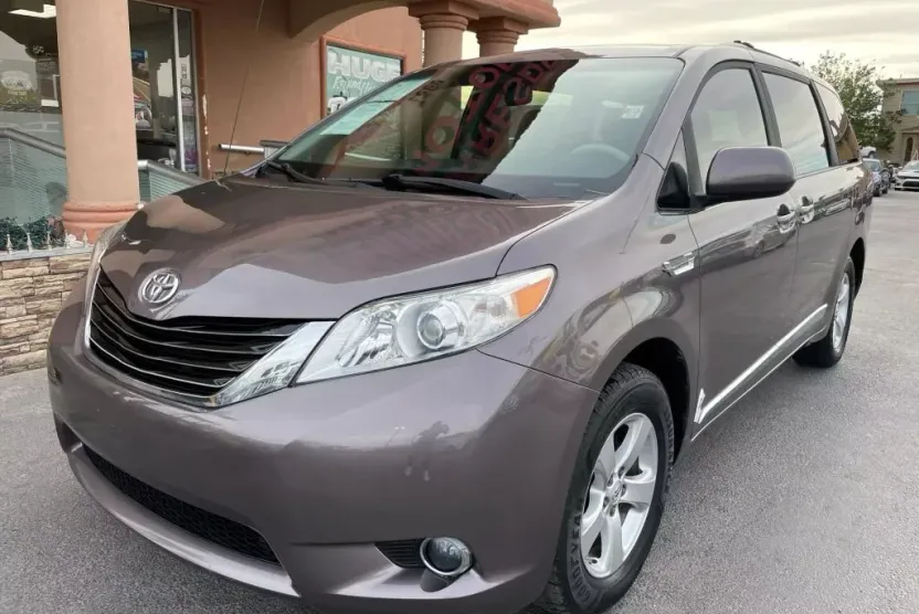 2013 Toyota Sienna LE photo 1