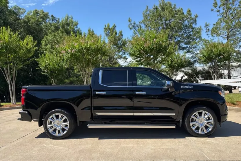 2025 Chevrolet Silverado 1500 High Country photo 1