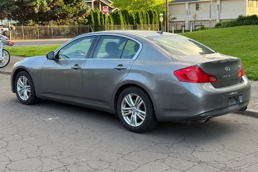 2010 Infiniti G37 Journey photo 1