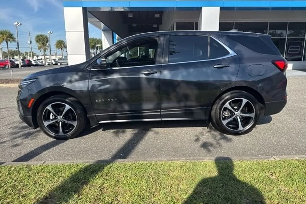 2022 Chevrolet Equinox LT photo 1