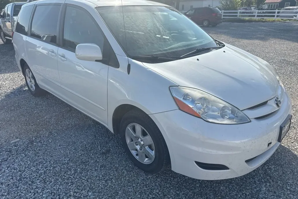 2009 Toyota Sienna XLE photo 1