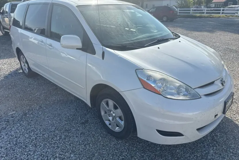 2009 Toyota Sienna XLE photo 1