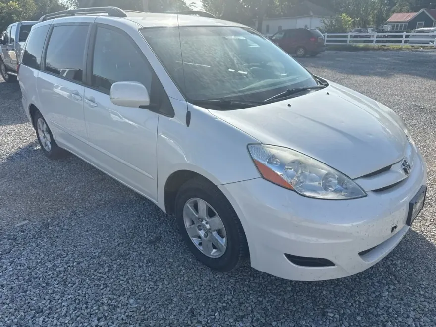 2009 Toyota Sienna XLE photo 1