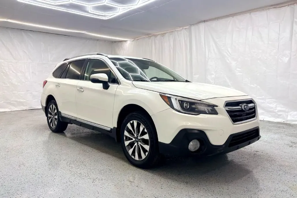 2019 Subaru Outback 2.5i Touring photo 1