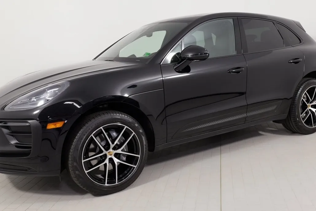 2024 Porsche Macan Base photo 1