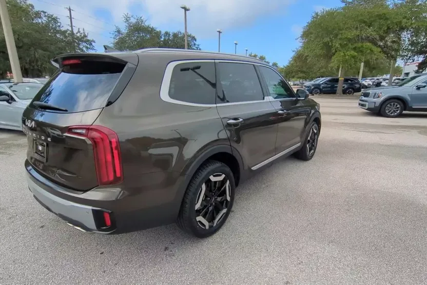2023 Kia Telluride S photo 1
