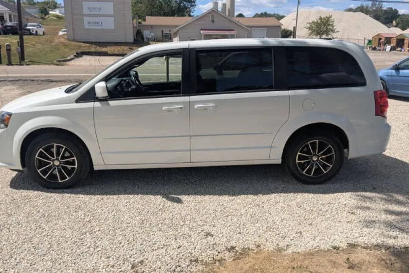 2017 Dodge Grand Caravan SXT photo 1