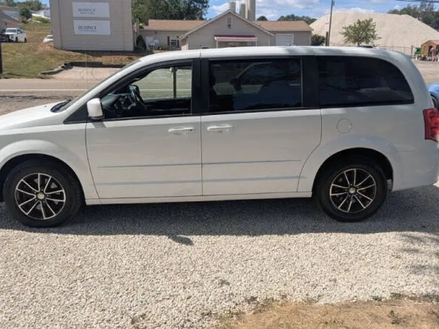 2017 Dodge Grand Caravan SXT photo 1