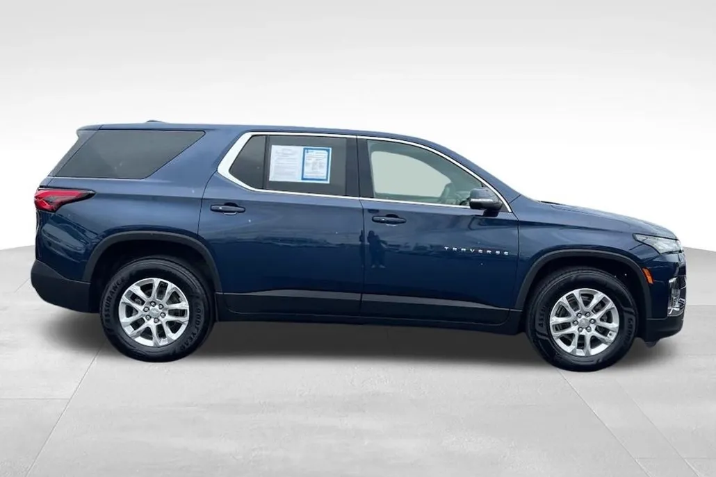 2022 Chevrolet Traverse LS photo 1