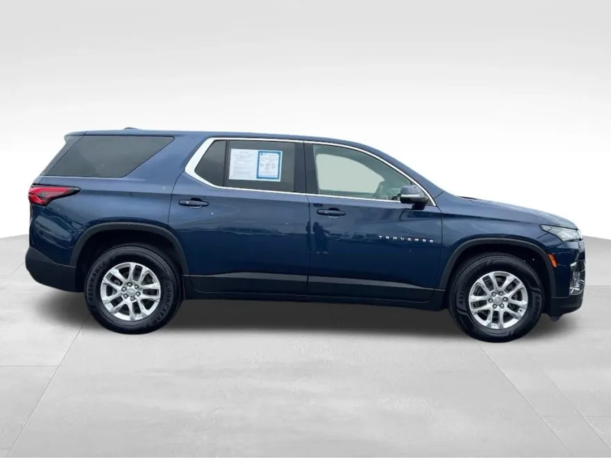 2022 Chevrolet Traverse LS photo 1
