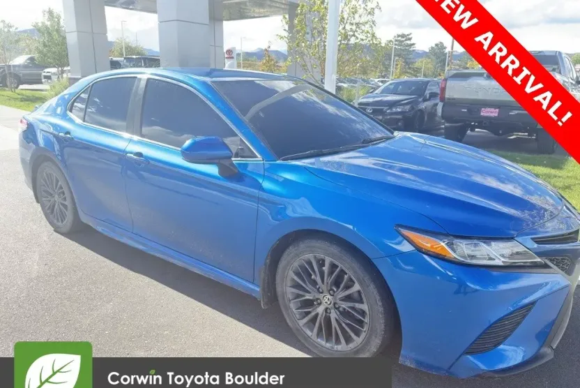 2020 Toyota Camry SE photo 1