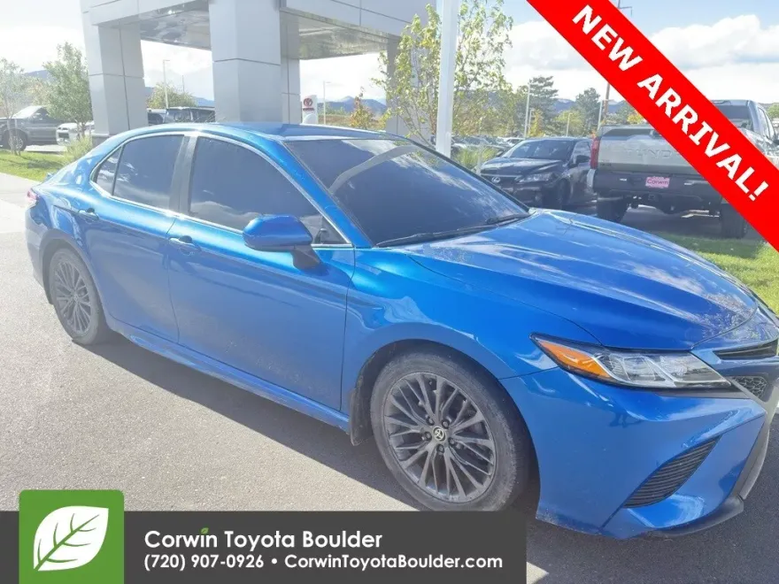 2020 Toyota Camry SE photo 1