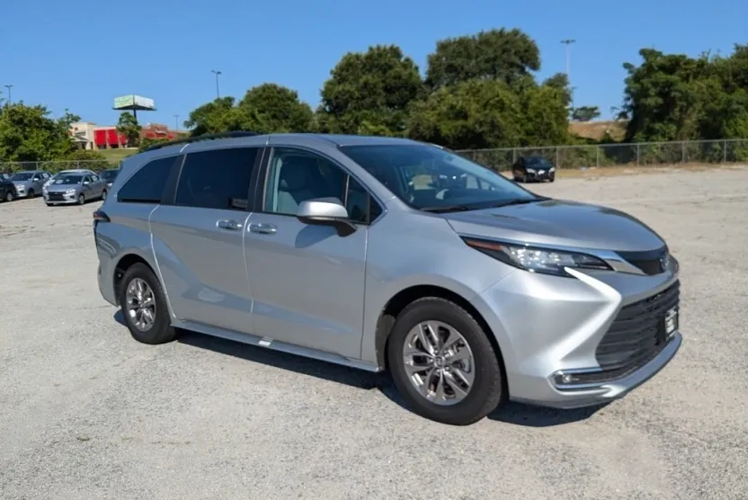 2023 Toyota Sienna XLE photo 1