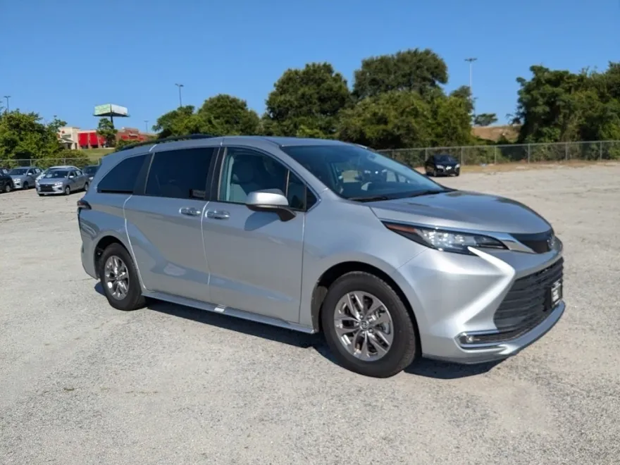 2023 Toyota Sienna XLE photo 1