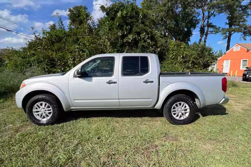 2014 Nissan Frontier SV photo 1