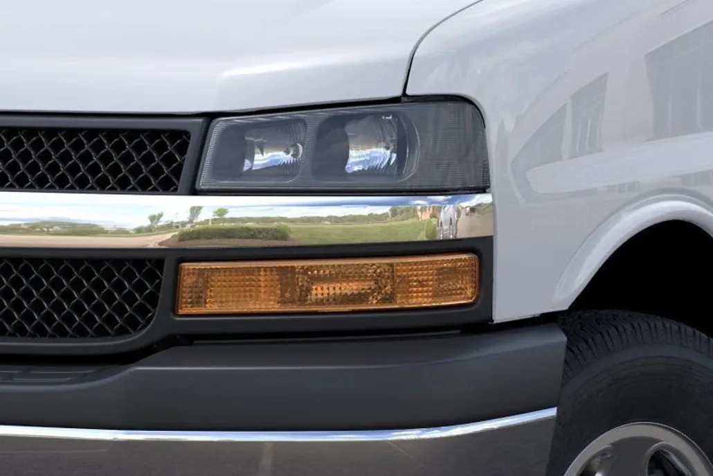 2025 Chevrolet Express Cutaway 3500 photo 1