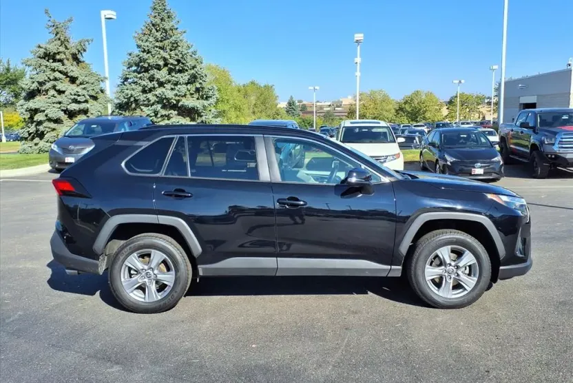 2022 Toyota RAV4 XLE photo 1