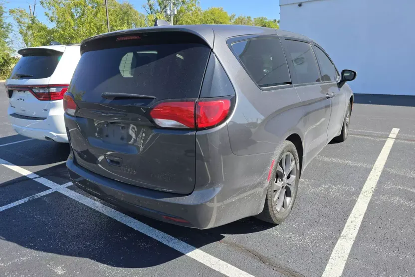 2020 Chrysler Pacifica Touring photo 1