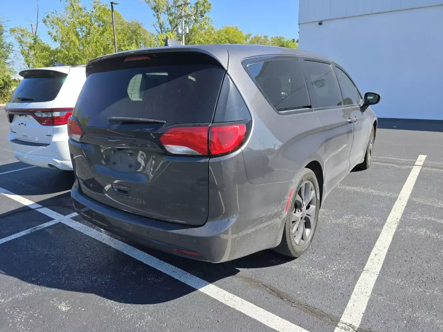 2020 Chrysler Pacifica Touring photo 1