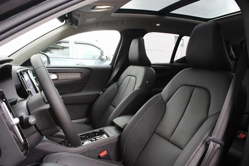 2026 Volvo XC40 Plus photo 1