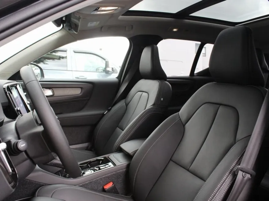 2026 Volvo XC40 Plus photo 1