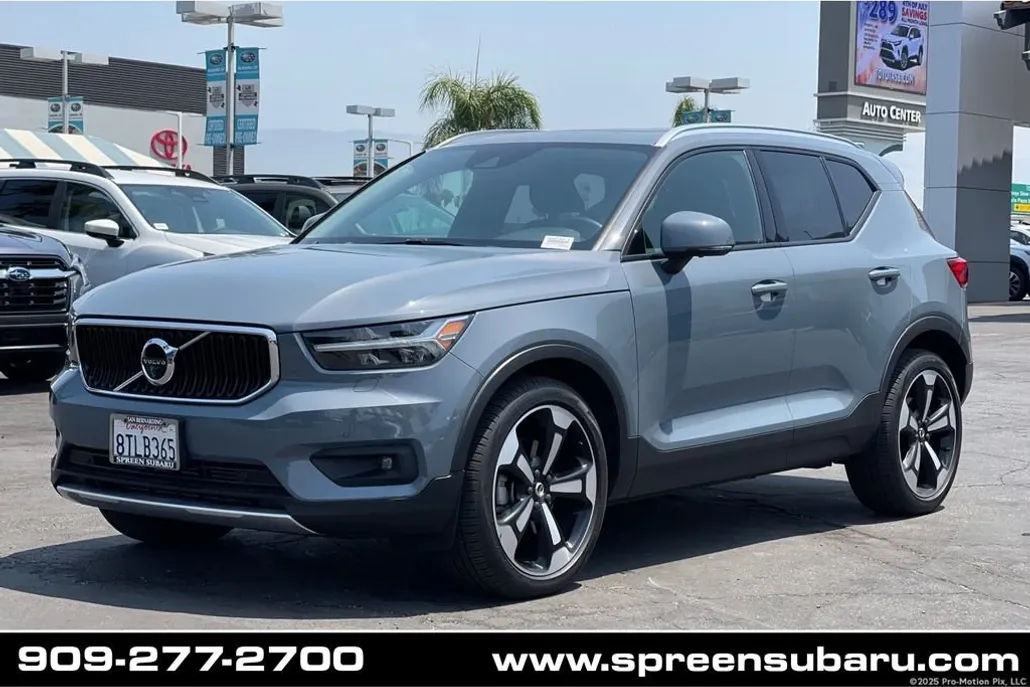 2021 Volvo XC40 T5 Momentum photo 1