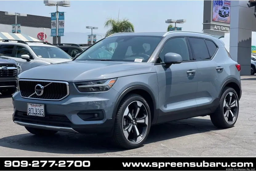 2021 Volvo XC40 T5 Momentum photo 1