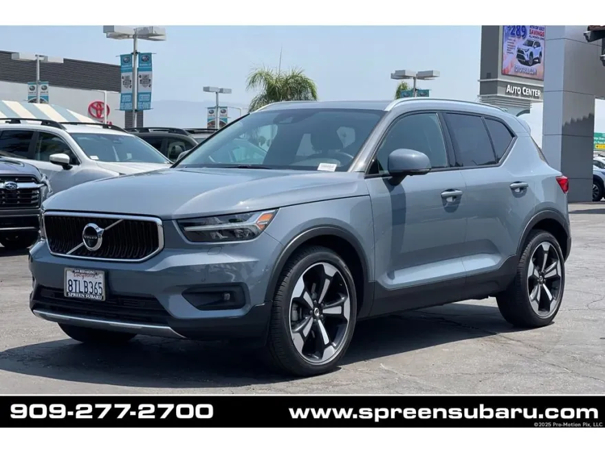 2021 Volvo XC40 T5 Momentum photo 1