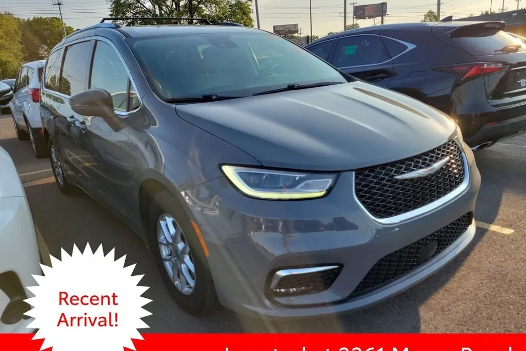 2021 Chrysler Pacifica Touring L photo 1