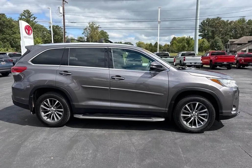 2019 Toyota Highlander XLE photo 1