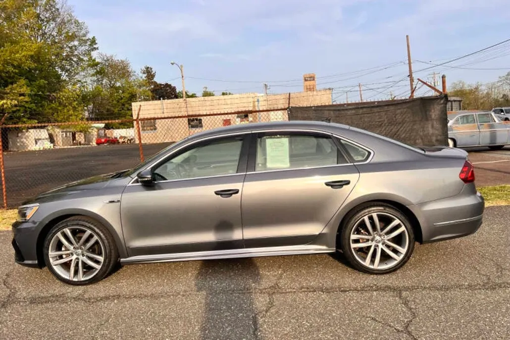 2017 Volkswagen Passat R-Line photo 1