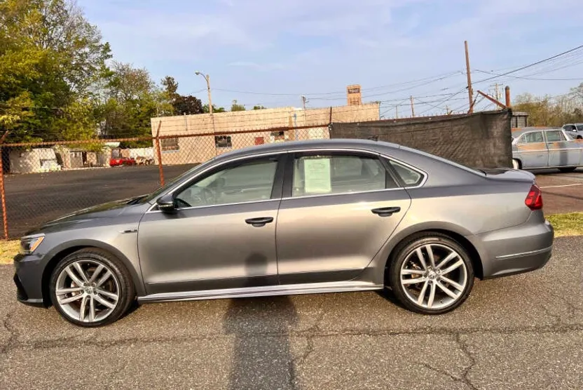 2017 Volkswagen Passat R-Line photo 1