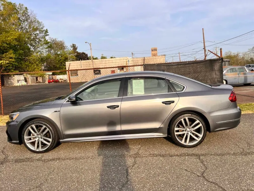 2017 Volkswagen Passat R-Line photo 1