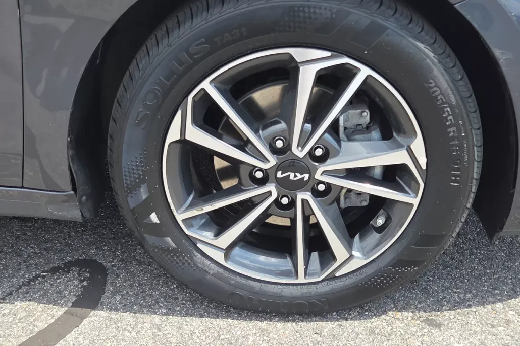 2023 Kia Forte LXS photo 1