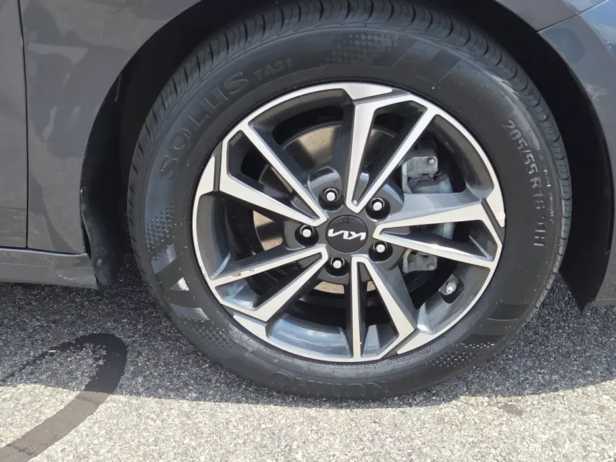 2023 Kia Forte LXS photo 1