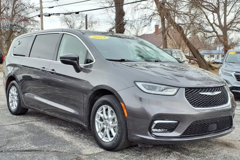 2023 Chrysler Pacifica Touring L photo 1