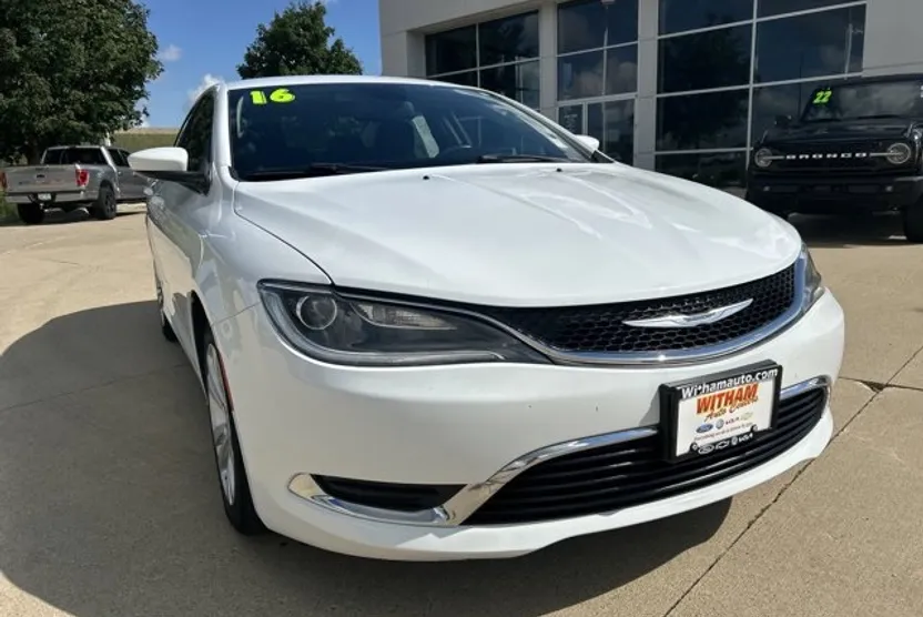 2016 Chrysler 200 Limited photo 1