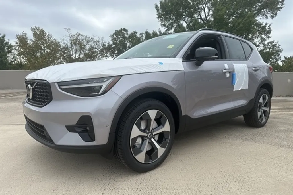 2026 Volvo XC40 Plus photo 1