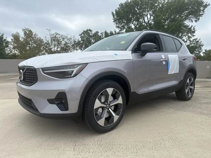 2026 Volvo XC40 Plus photo 1
