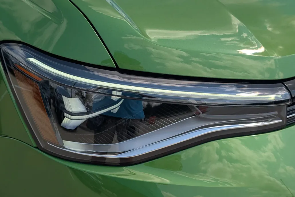 2025 Volkswagen Taos SE photo 1
