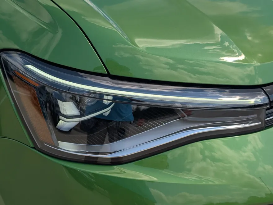 2025 Volkswagen Taos SE photo 1