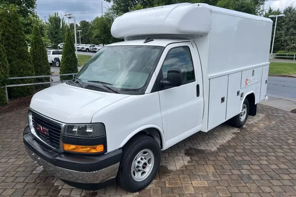 2025 Gmc Savana 3500 Cutaway photo 1