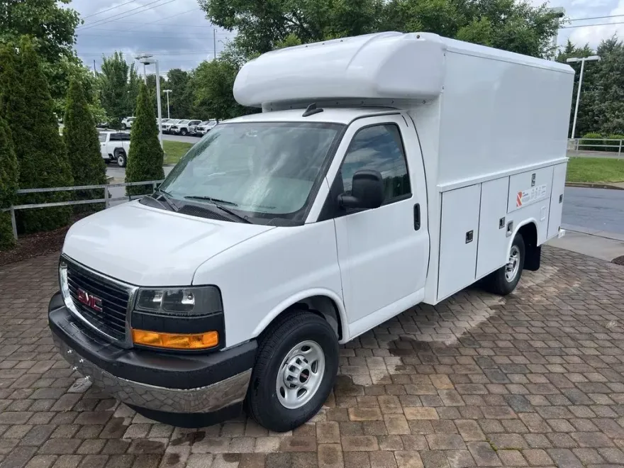 2025 Gmc Savana 3500 Cutaway photo 1