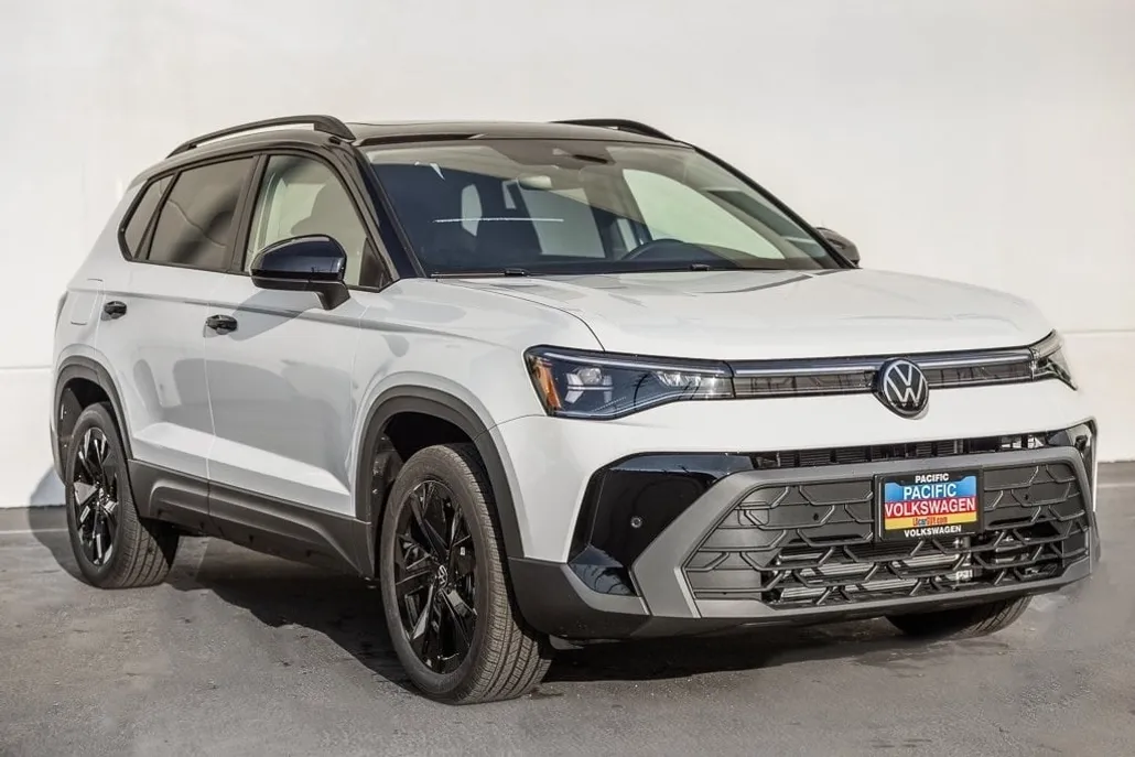 2025 Volkswagen Taos SE photo 1