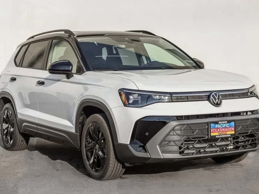 2025 Volkswagen Taos SE photo 1