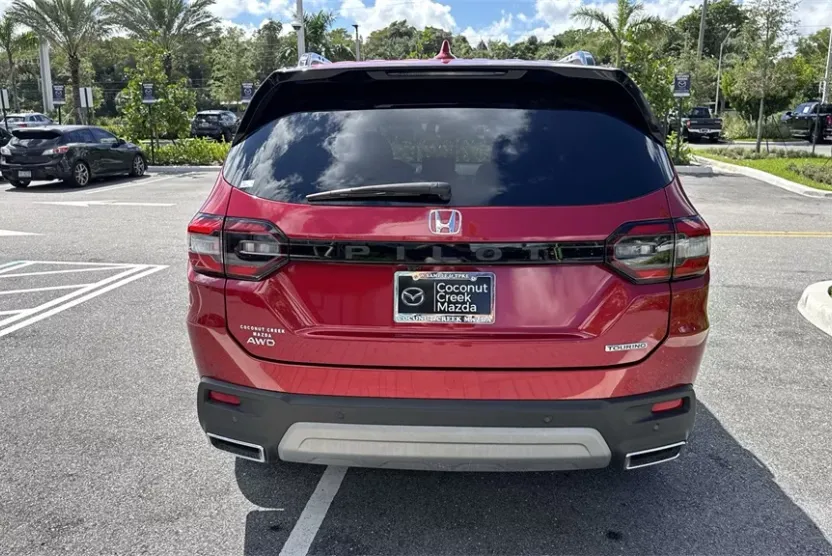 2025 Honda Pilot Touring photo 1