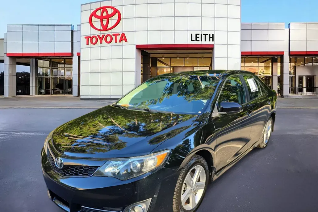 2014 Toyota Camry SE photo 1