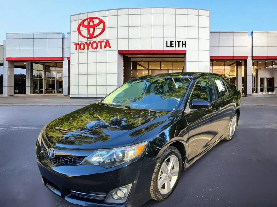 2014 Toyota Camry SE photo 1