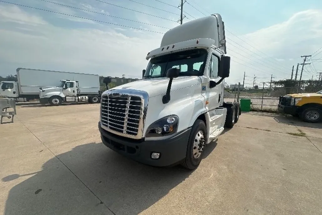 2020 Freightliner Cascadia 125" Sleeper Cab photo 1