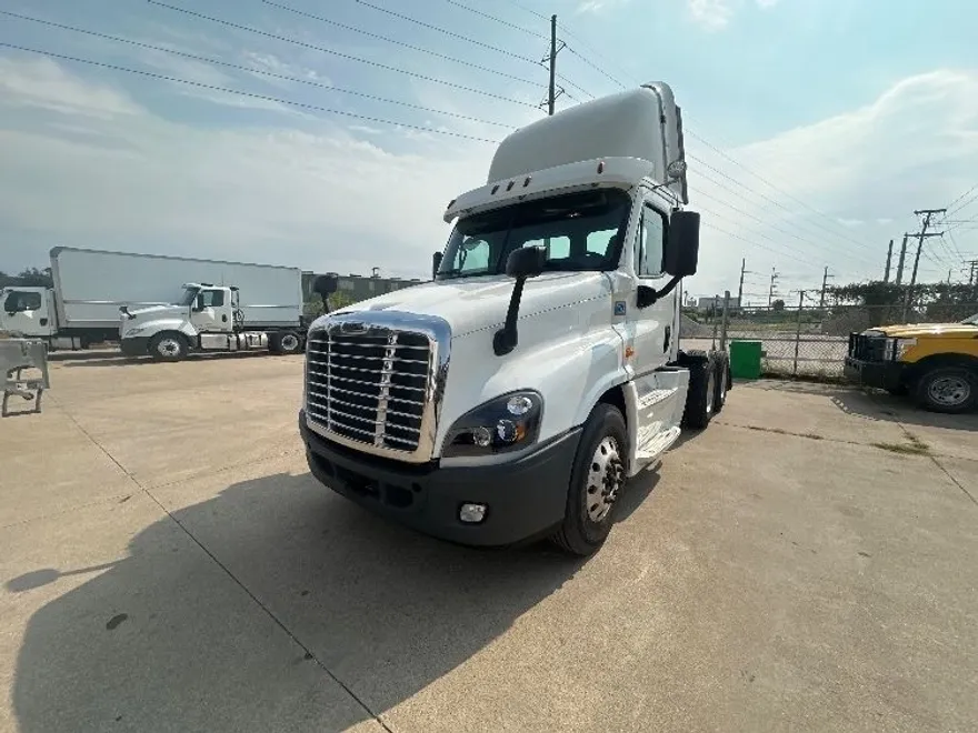 2020 Freightliner Cascadia 125" Sleeper Cab photo 1